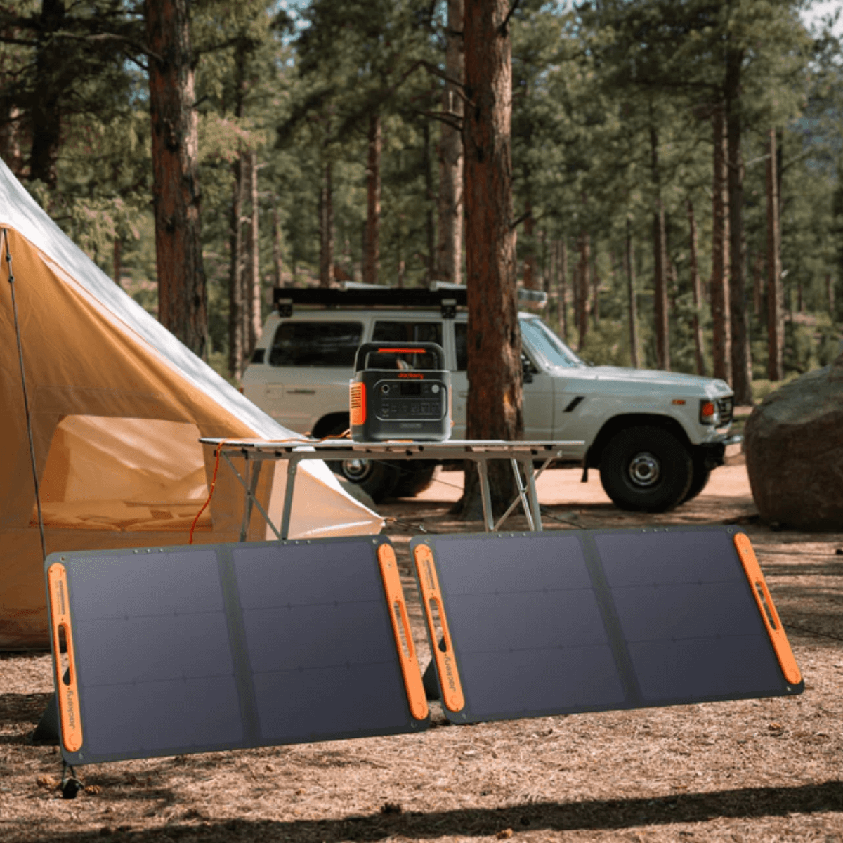 Jackery Explorer 1000 v2 Solar Generator + SolarSaga 200W